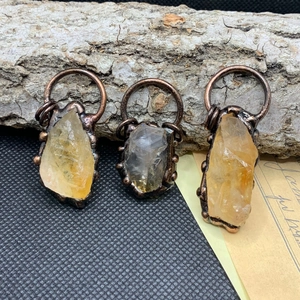 Dettagli dei ciondoli in cristallo naturale grezzo con filo di rame retrò avvolto