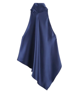 Détail d'un haut en satin bleu foncé montrant la texture du tissu et le col bénitier chic