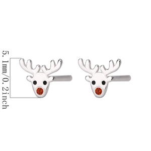 Détail macro de boucles d'oreilles renne en argent S925 avec dimensions de 5,1 mm