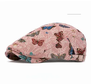 Detail der rosa bestickten Schirmmütze mit Schmetterlingsmotiv und Metallschnalle
