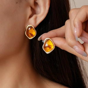 Boucles d'oreilles Maillard en résine ambrée géométrique avec monture dorée vintage