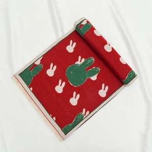 Sciarpa invernale in maglia per bambini con motivo a coniglio rosso e nappe a frange