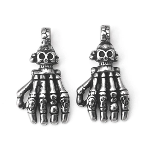 Paire de pendentifs vintage en forme de main de crâne en acier inoxydable argenté