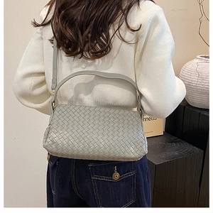 Détail du sac à bandoulière gris à texture tressée avec artisanat de tissage de qualité