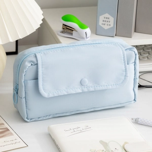 Dettaglio di un astuccio azzurro con tasca a scatto e cerniera resistente