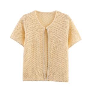 Detail eines hellgelben Strick-Cardigans mit feinem Lochmuster und elegantem V-Ausschnitt