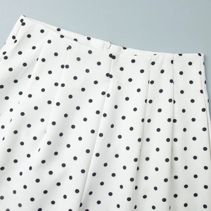 Vue détaillée du pantalon à pois blancs à taille haute avec fermeture éclair invisible