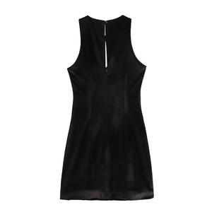 Elegante vestido corto de terciopelo negro sin mangas con abertura en la espalda