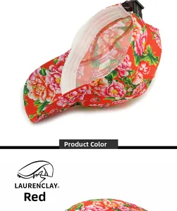 Dettaglio cappellino da baseball a fiori rossi con fascia tergisudore e fibbia posteriore
