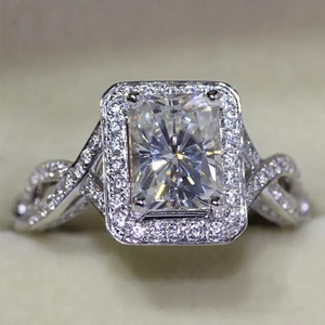 Lujoso anillo halo rectangular con banda trenzada de pavé y piedra de corte radiante