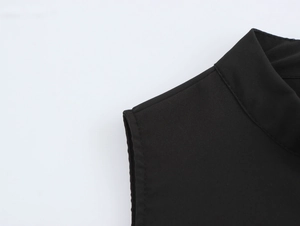 Nahaufnahme des Stehkragens und der Nähte des eleganten schwarzen ärmellosen Kleides