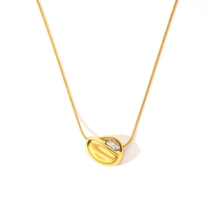 Collana a catena serpente in acciaio al titanio dorato con ciondolo a cuore e zircone