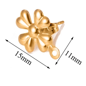 Detail of 15mm gold clover earring accessory with hanging loop and size dimensions
