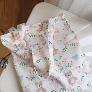 Détail du sac cabas floral avec roses roses et imprimé ours mignon sur toile