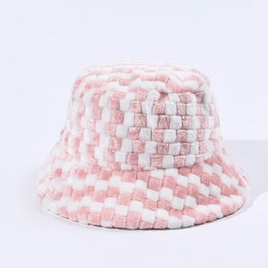 Gros plan sur la texture pelucheuse du bob d'hiver à damier rose et blanc