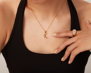 Détail du collier pendentif lune en plaqué or 18 carats avec trois zircons