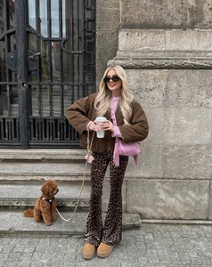Chique streetstyle met een bruine gewatteerde jas en flared broek met luipaardprint