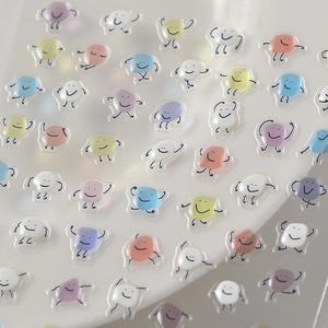 Dettaglio di adesivi per unghie jelly 3D con simpatici personaggi a forma di fagiolo