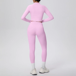 Vue arrière d'un ensemble de yoga rose sans couture avec tissu extensible gainant