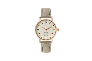 Primer plano del reloj de oro rosa con correa de ante gris y esfera de textura crema