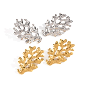 Orecchini geometrici a corallo in oro e argento per vacanze al mare e stile oceanico