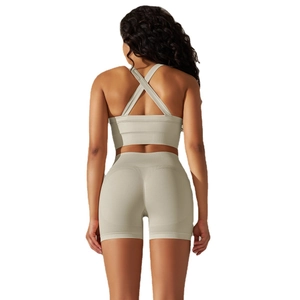 Ensemble de yoga sans couture pour femme avec soutien-gorge croisé et short galbant