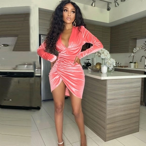 Robe courte en velours rose à manches longues, col en V et fronces avec cordon