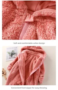 Detail eines rosa Baby-Stramplers mit Reißverschlussschutz und weicher Lammfell-Textur