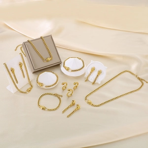 Détail de la parure de bijoux dorés hip-hop vintage avec pendentifs tête de serpent