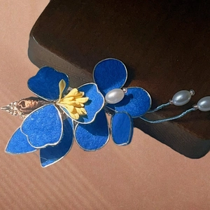 Fermaglio per capelli a fiore blu con pistilli gialli e nappe di perle per donna chic