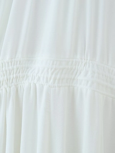 Gros plan détaillé du tissu blanc avec taille élastiquée smockée et texture plissée