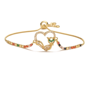 Bracelet ajustable doré avec cœur, chat, pierres colorées et détails en zircons pavés