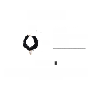 Détail du ras de cou en fourrure de vison noire avec perle factice montrant la taille de 42 cm