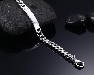 Dettaglio del bracciale medico con Stella della Vita rossa su piastra in acciaio inox