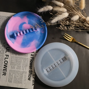 Vue détaillée du moule en silicone pour résine avec un plateau marbré bleu et rose