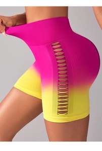 Détail du short de yoga taille haute dégradé rose et jaune avec découpes sur les côtés