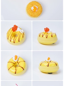 Dettaglio di ciambelle in PU assortite con glassa alla crema e decorazioni alla frutta