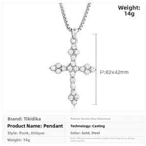 Détails du pendentif croix serti de strass avec dimensions 62x42mm et poids 14g