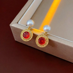 Boucles d'oreilles pendantes en perle et rubis plaqué or avec halo de zircons chics