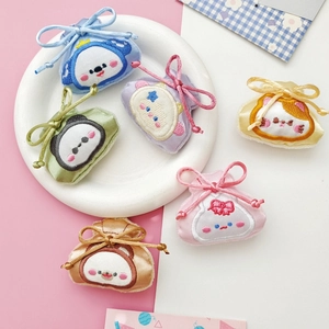 Accessoires de pochettes porte-bonheur brodées d'animaux mignons sur une assiette