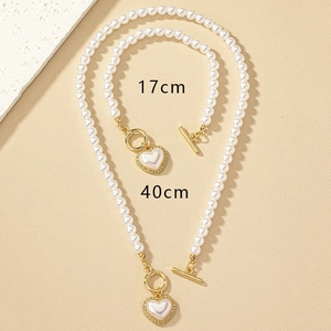 Detailed view of pearl jewelry set with 40cm necklace and 17cm bracelet dimensions