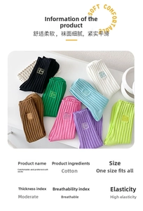 Détail des chaussettes en coton côtelé coloré avec logo brodé et texture douce