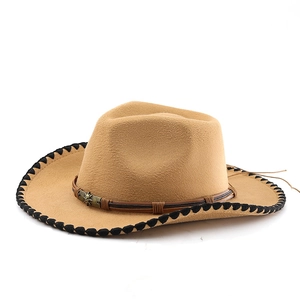 Chapeau de cowboy en laine beige avec ruban en cuir tressé et boucle tête de mort