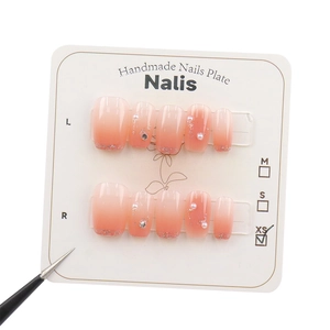 Détails de faux ongles faits main rose dégradé avec strass brillants et perles