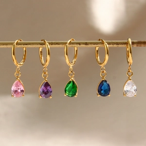 Set de cinco pendientes de aro bañados en oro 18K con circonitas de gota coloridas