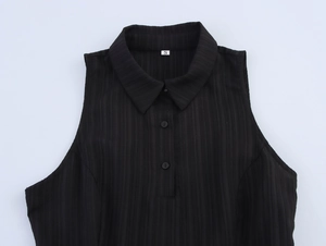 Gros plan sur la robe sans manches noire avec texture côtelée et détails de col à revers