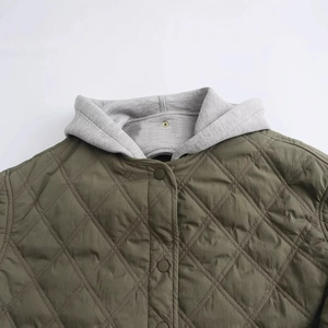 Veste matelassée vert armée avec capuche grise amovible et boutons-pression