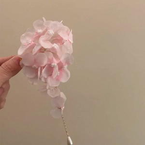 Pince à cheveux élégante avec fleurs en tissu rose et pompon perlé pour femmes