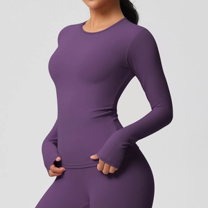 Détail du haut de sport violet foncé à manches longues avec passe-pouces ajusté