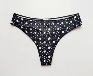 Detail eines schwarzen nahtlosen Thongs mit weißem Sternenmuster und hohem Beinschnitt